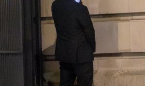 开云官网-不文明行为《太阳报》拍到鲁尼参加晚宴后在墙角随地小便