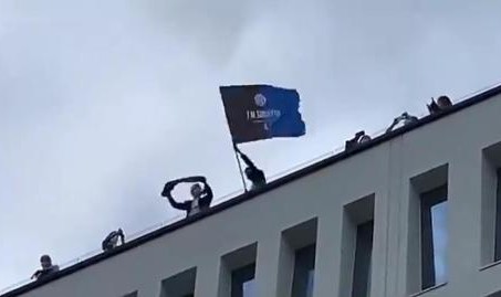 开云官网-张康阳挥舞国际米兰旗帜：感谢父亲，感谢莫拉蒂