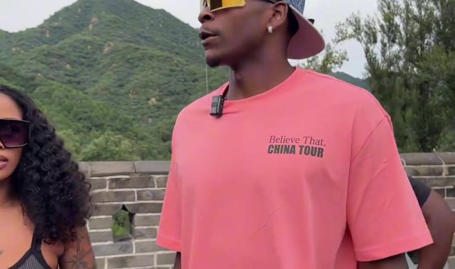 开云体育官网-华子登长城台阶时放声尖叫😂与骆驼互动秀中文