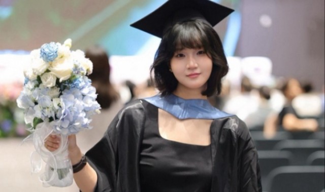 泰山女球迷毕业典礼上演莫伊塞斯庆祝：喜欢泰山10年，最喜欢大雷