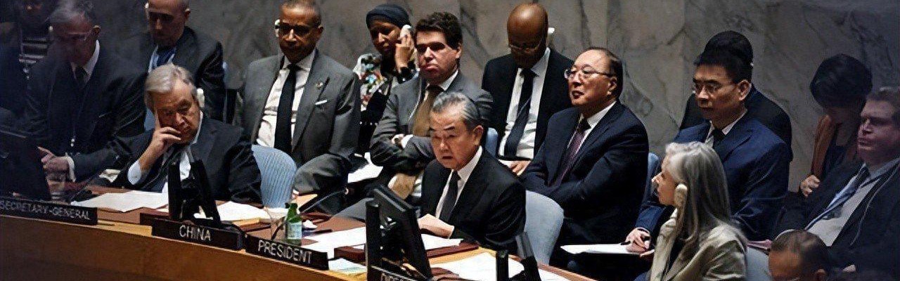 开云体育官网-“外交男神”王毅年轻旧照，与妻子罕见同框，岳父曾是周总理秘书