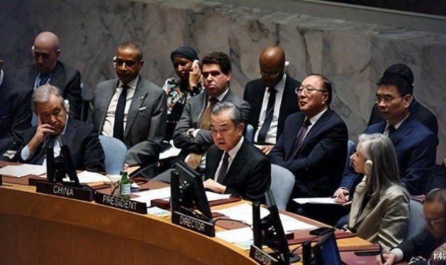 开云体育官网-“外交男神”王毅年轻旧照，与妻子罕见同框，岳父曾是周总理秘书