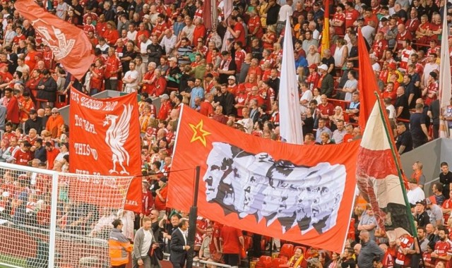 比肩传奇，加入斯洛特头像的“七贤旗”首次亮相安菲尔德