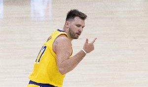 开云-火力全开！东契奇半场再轰21分3板3助 罚球8中7！