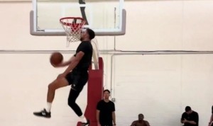 开云体育下载-这个打几分？美媒晒拉文胯下换手扣篮：他依旧能跳