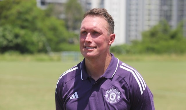 开云官网-菲尔·琼斯随曼联青年队抵达中国香港，对阵枪手最难忘8-2一役