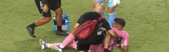 倒霉！阿尔巴上半场被队友踩到脚踝 下半场坚持上场踢了1分钟伤退