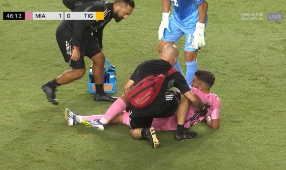 倒霉！阿尔巴上半场被队友踩到脚踝 下半场坚持上场踢了1分钟伤退